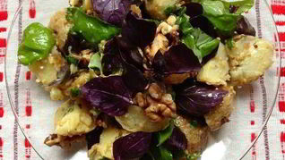 Картофельный салат с грецким орехом и базиликом