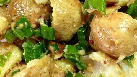 картофельный салат с грецким орехом и базиликом