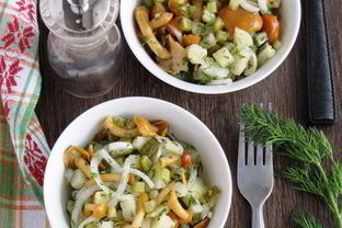 Картофельный салат с грибами и маринованным луком