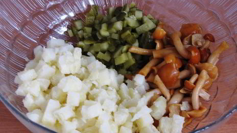 картофельный салат с грибами и маринованным луком