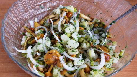 картофельный салат с грибами и маринованным луком