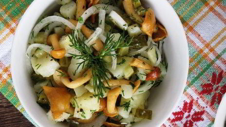 картофельный салат с грибами и маринованным луком