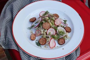 Картофельный салат с колбасками и беконом