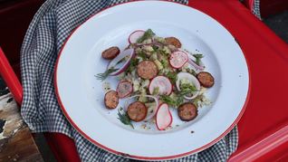 Картофельный салат с колбасками и беконом