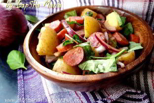 Картофельный салат с колбасками и красным луком