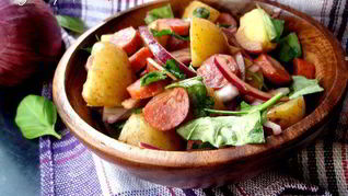 Картофельный салат с колбасками и красным луком
