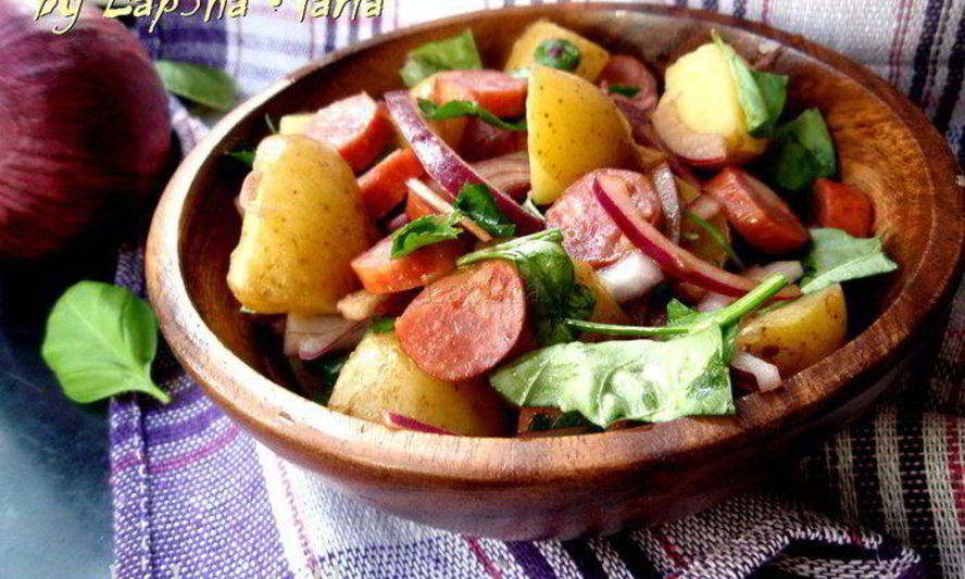 Рецепт картофельный салат с колбасками и красным луком