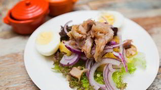 Картофельный салат с копченой рыбой