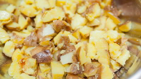 картофельный салат с копченой рыбой