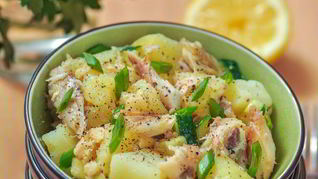 Картофельный салат с копченой скумбрией и яблоком