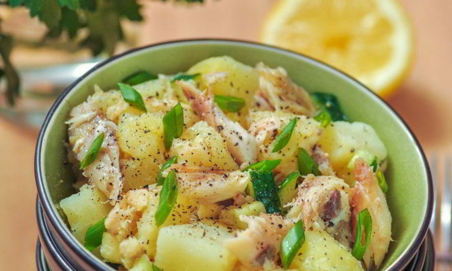 Рецепт картофельный салат с копченой скумбрией и яблоком