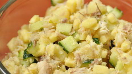 картофельный салат с копченой скумбрией и яблоком