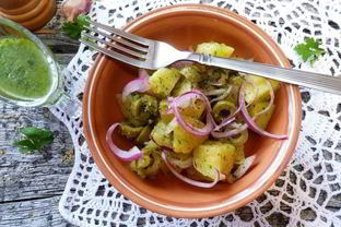 Картофельный салат с красным луком и оливками