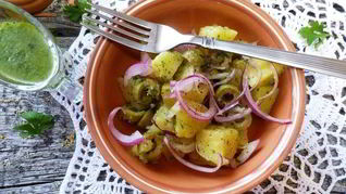Картофельный салат с красным луком и оливками