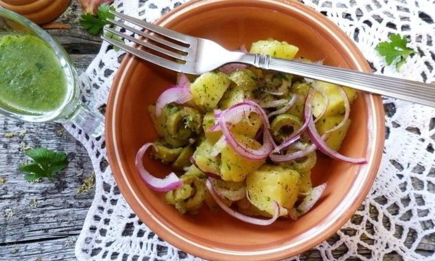 Рецепт картофельный салат с красным луком и оливками