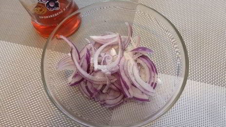 картофельный салат с красным луком и оливками