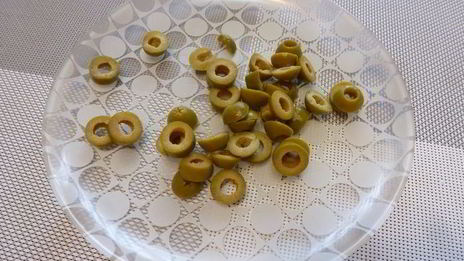 картофельный салат с красным луком и оливками