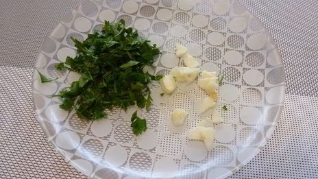 картофельный салат с красным луком и оливками