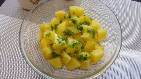 картофельный салат с красным луком и оливками