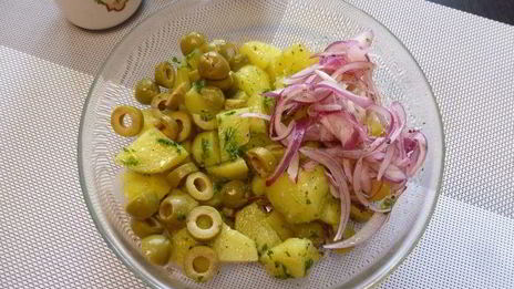 картофельный салат с красным луком и оливками