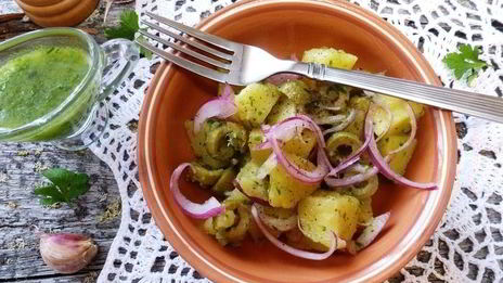 картофельный салат с красным луком и оливками