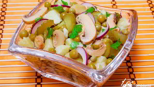 Картофельный салат с маринованными грибами и зеленым горошком