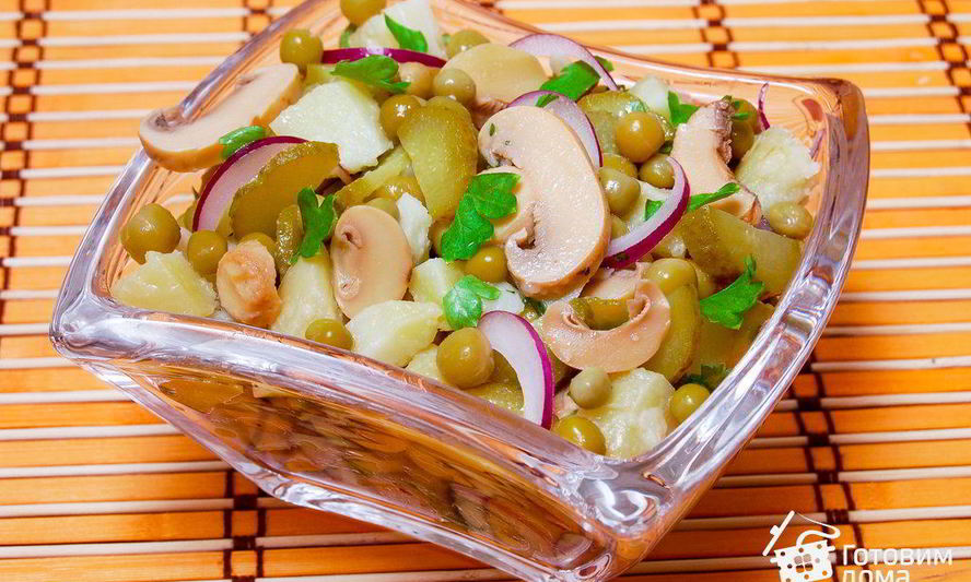 Рецепт картофельный салат с маринованными грибами и зеленым горошком