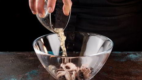 картофельный салат с мини-осьминогами