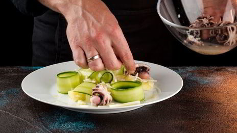 картофельный салат с мини-осьминогами