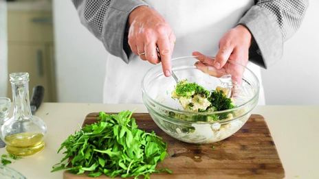 картофельный салат с обожженным сашими из лосося