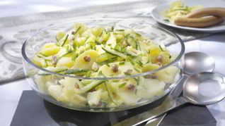 Картофельный салат с огурцом и салом