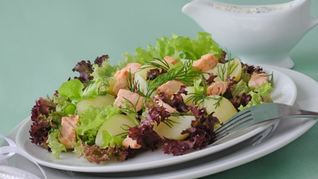 Картофельный салат с семгой