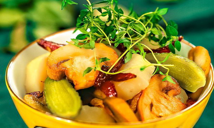 Рецепт картофельный салат с солеными огурцами и грибами