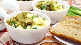 Картофельный салат с зеленым горошком