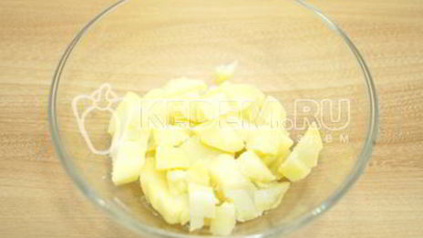 картофельный салат с зеленым горошком