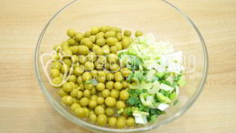 картофельный салат с зеленым горошком