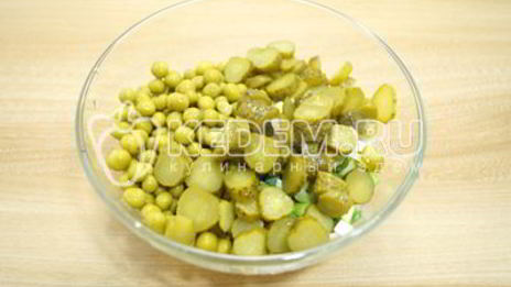 картофельный салат с зеленым горошком