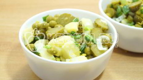 картофельный салат с зеленым горошком