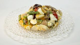 Картофельный салат со сливой и желтковой заправкой