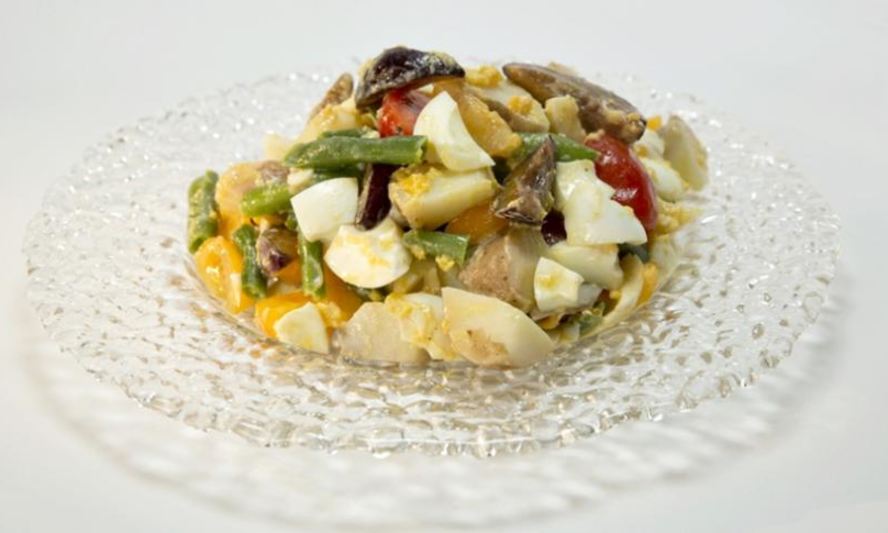 Рецепт картофельный салат со сливой и желтковой заправкой