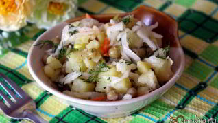 Постный картофельный салат с квашенной капустой и зеленым горошком