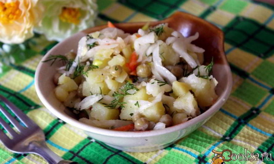 Рецепт постный картофельный салат с квашенной капустой и зеленым горошком