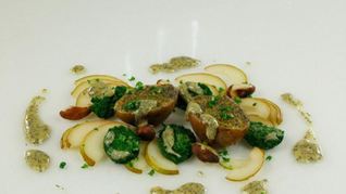 Салат из картофеля, груш и орехов пекан