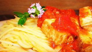 Салат картофельный Азиатская нотка с копченым тофу в томатном соусе