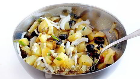 салат с картофелем и солеными огурцами