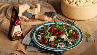 Салат с картофелем, кальмарами, чоризо и сыром Джюгас