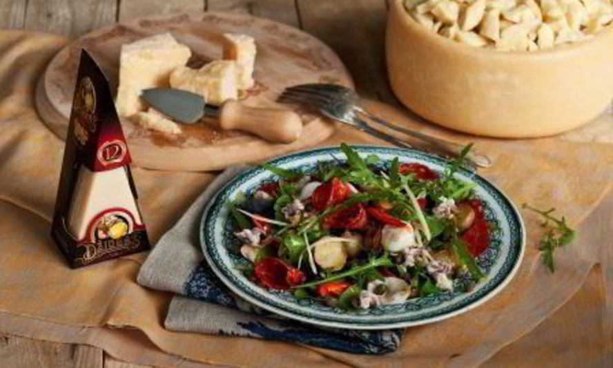 Рецепт салат с картофелем, кальмарами, чоризо и сыром джюгас