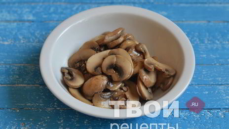 салат с картофелем, шампиньонами и корнишонами