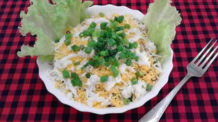 Салат с картошкой фри и курицей