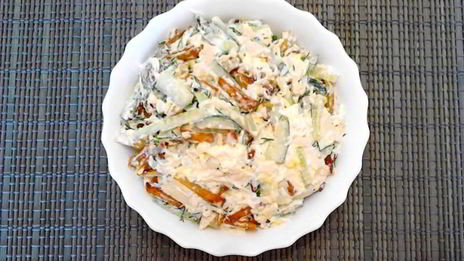 салат с картошкой фри и курицей